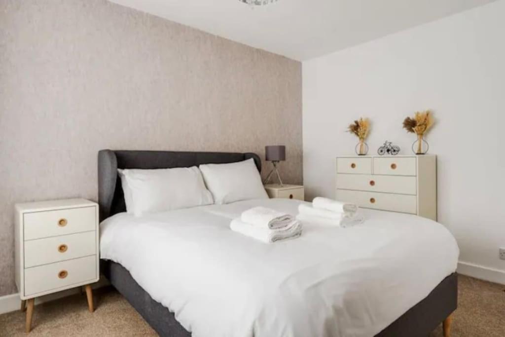 New Build House Near Trafford Centre With Drive Manchester Exterior foto